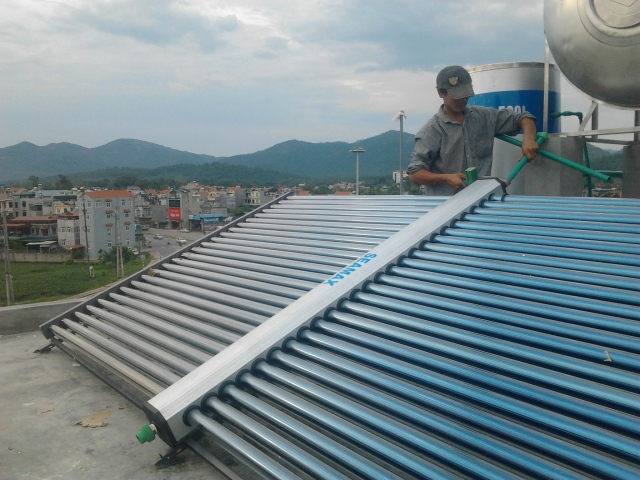 MÁY NƯỚC NÓNG NĂNG LƯỢNG MẶT TRỜI VÀO MÙA ĐÔNG